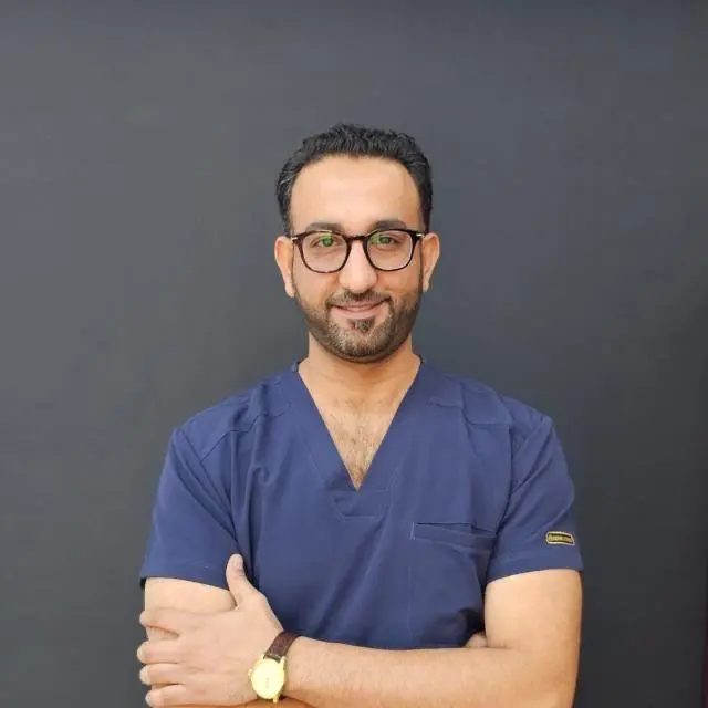 الدكتور عاصم الطويسي بملابسه الطبية